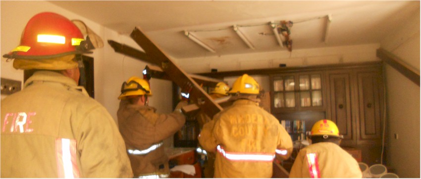 Colapsa plafón luminoso