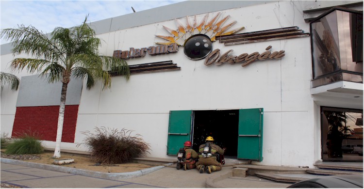 Bomberos ventilando Bolerama Obregón