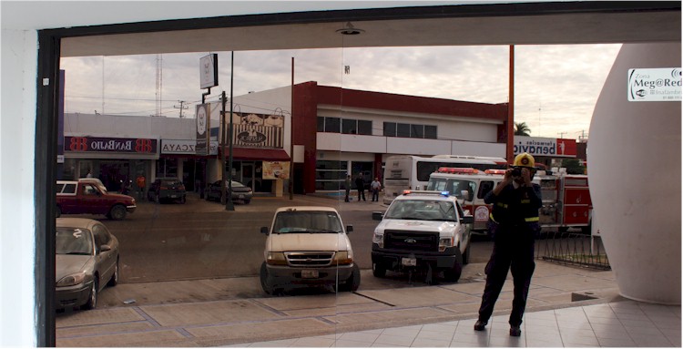 Imágen de B61 reflejada en un cristal de Bolerama Obregón al tomar fotos del incidente