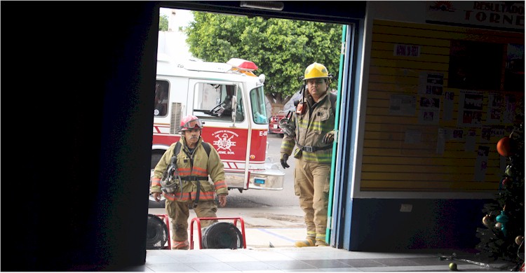Fernando Aranguré y Rigoberto Cabrera mientras ventilan el local de Bolerama Obregón