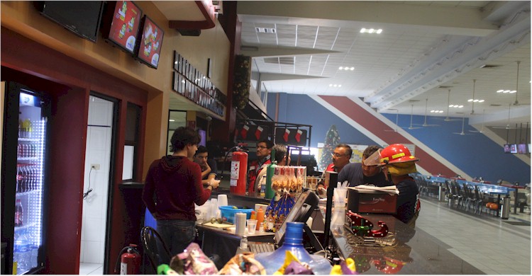 El Oficial Fernando Zamora elaborando el parte de sercicio