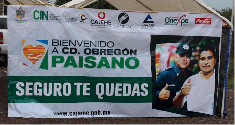 Manta de bienvenida al paisano, dice "Seguro te quedas"