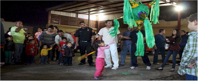 Posada Navidad 2013: rompiendo la piñata