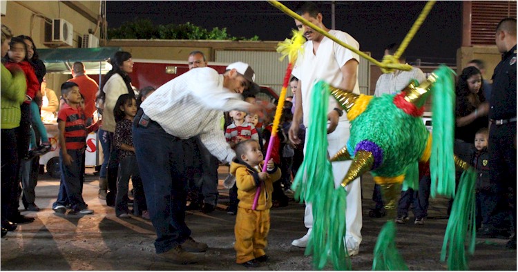 Posada Navidad 2013: rompiendo la piñata