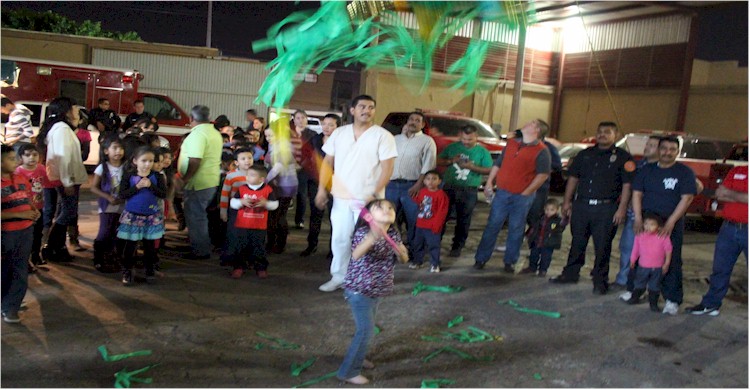 Posada Navidad 2013: rompiendo la piñata