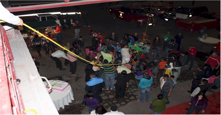 Posada Navidad 2013: rompiendo la piñata