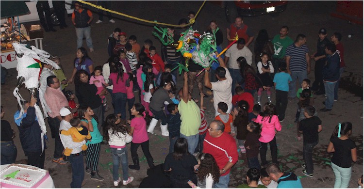 Posada Navidad 2013: rompiendo la piñata