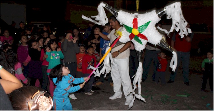 Posada Navidad 2013: rompiendo la piñata