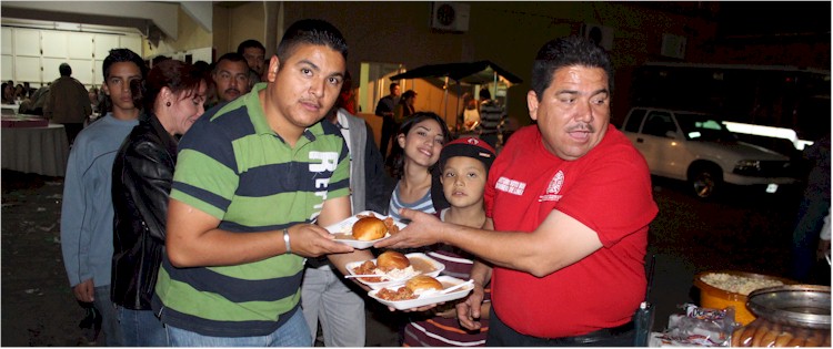 Posada Navidad 2013: distribuyendo la cena