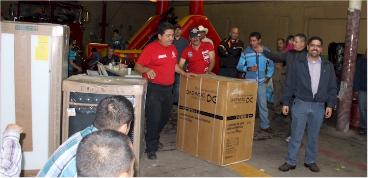 Posada Navidad 2013: rifa de regalos, Lupe Lugo feliz afortunado con una lavadora