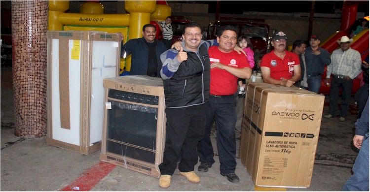 Posada Navidad 2013: rifa de regalos Victor López feliz afortunado con una estufa !!!