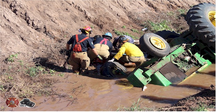 Rescate de tractorista que callo a dren calla 1700 y calle H