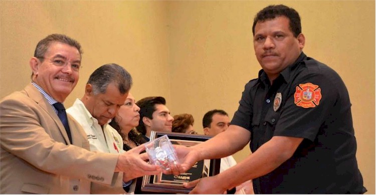 Enrique Godinez recibe reconocimiento por 25 años de servicio