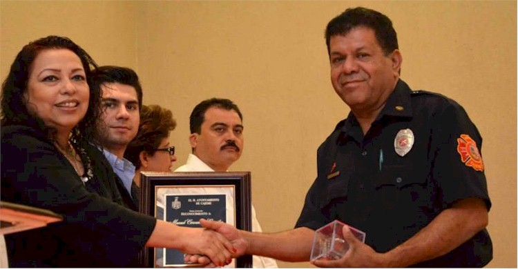 Manuel Cervantes recibe reconocimiento por 25 años de servicio