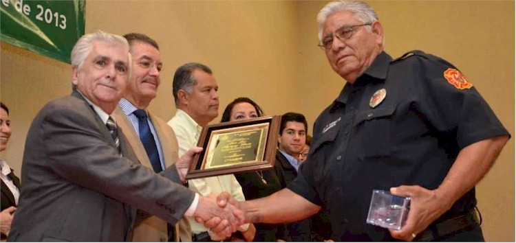 Jesus Bojorquez recibe reconocimiento por 25 años de servicio