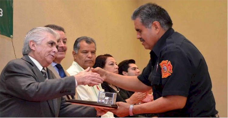 Martín Godoy recibe reconocimiento por 25 años de servicio