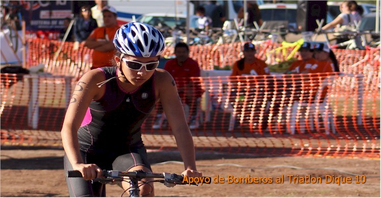 Triatln Dique 10: primer plano de una ciclista