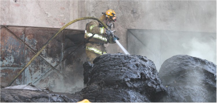 Incendio de bodega donde se almacena chapopote - Foto 2