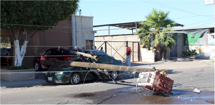 Cae transformador sobre vehculo - Foto 4